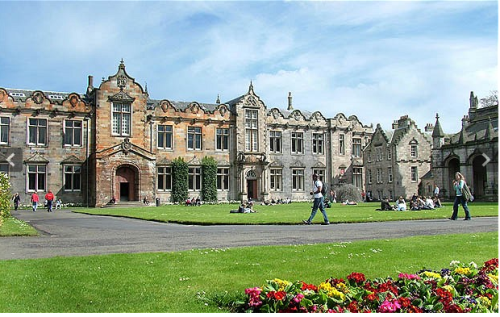 Dưới đây là những trường đại học mà sinh viên có khả năng độc lập về tài chính cao. Nhà trường hầu như không cần thực hiện các khoản hỗ trợ tài chính hay cho vay học phí. St. Andrews được thành lập từ năm 1413, là một trong những trường đại học đầu tiên của Anh Quốc.Trường còn nổi tiếng vì có quan hệ với hoàng gia khi hoàng tử Williams, công nương Kate cũng đã tốt nghiệp từ ĐH này.